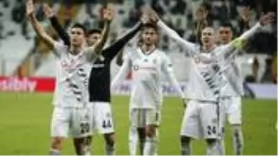 Beşiktaş ile sözleşme yenileyen Necip Uysal, maaşında da yarı yarıya indirime gitti Beşiktaş ile sözleşme yenileyen Necip Uysal, maaşında da yarı yarıya indirime gitti