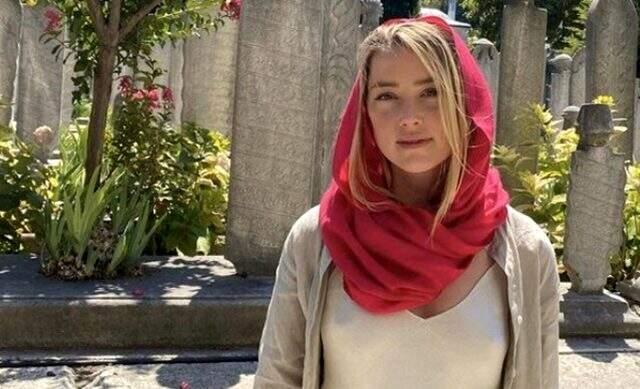 Camide giydiği kıyafetle eleştirilen Amber Heard'dan ilk açıklama geldi Camide giydiği kıyafetle eleştirilen Amber Heard'dan ilk açıklama geldi