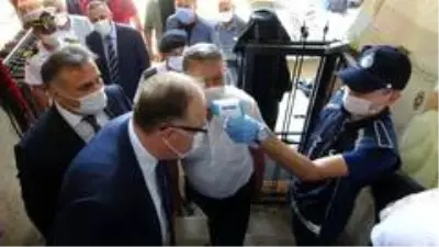 Denetime çıkan vali yumruğunu uzatan kadına 'Temas yok' dedi