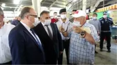 Denetime çıkan vali yumruğunu uzatan kadına 'Temas yok' dedi