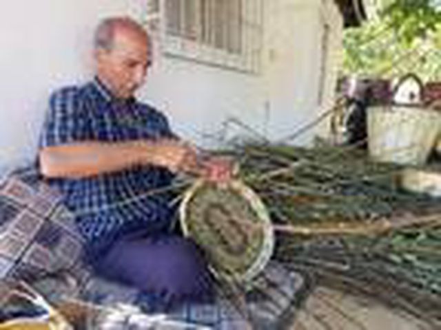 Bolu'da yaşayan 2 çocuk babası yaptığı sepetleri 100 liraya satarak ailesinin geçimini sağlıyor