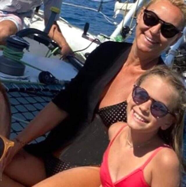 Göbeğinin göründüğü fotoğrafa photoshop yapan Pınar Altuğ, takipçilerinin diline düştü