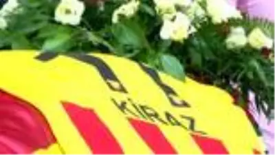 Son dakika! Göztepe'nin efsane oyuncusu 'Bombacı' Halil Kiraz son yolculuğuna uğurlandı Son dakika! Göztepe'nin efsane oyuncusu 'Bombacı' Halil Kiraz son yolculuğuna uğurlandı