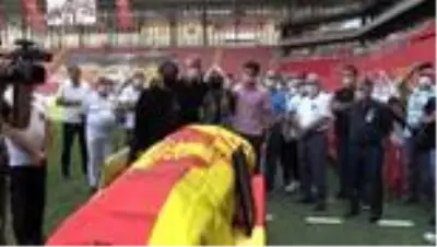 Göztepe'nin eski futbolcularından Halil Kiraz son yolculuğuna uğurlandı Göztepe'nin eski futbolcularından Halil Kiraz son yolculuğuna uğurlandı
