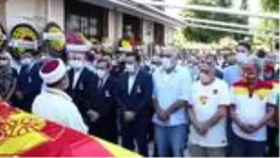 Göztepe'nin eski futbolcularından Halil Kiraz son yolculuğuna uğurlandı (2) Göztepe'nin eski futbolcularından Halil Kiraz son yolculuğuna uğurlandı (2)