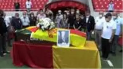 Göztepe'nin eski futbolcularından Halil Kiraz son yolculuğuna uğurlandı Göztepe'nin eski futbolcularından Halil Kiraz son yolculuğuna uğurlandı