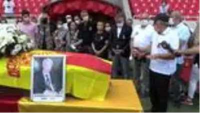Göztepe'nin eski futbolcularından Halil Kiraz son yolculuğuna uğurlandı Göztepe'nin eski futbolcularından Halil Kiraz son yolculuğuna uğurlandı