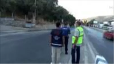 Kuşadası'nda 8 tur aracına ceza uygulandı Kuşadası'nda 8 tur aracına ceza uygulandı