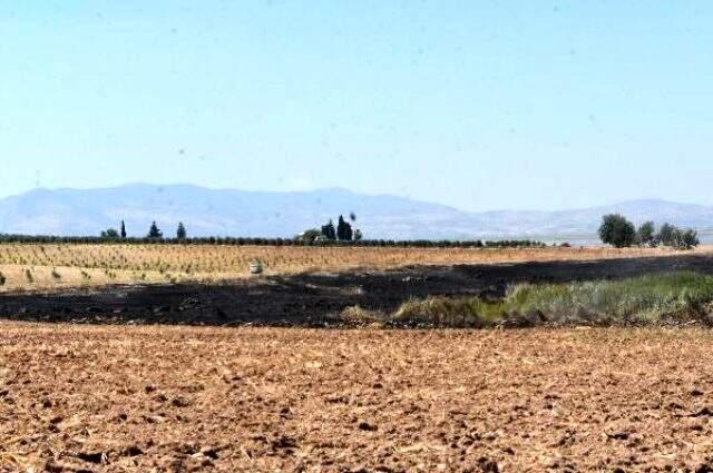 Vatandaşlar, meteor düşen alanda mıknatıslarla gök taşı aradı Vatandaşlar, meteor düşen alanda mıknatıslarla gök taşı aradı