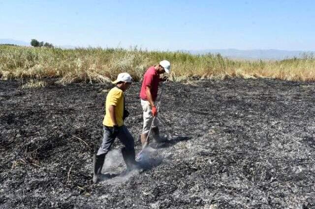 Vatandaşlar, meteor düşen alanda mıknatıslarla gök taşı aradı Vatandaşlar, meteor düşen alanda mıknatıslarla gök taşı aradı