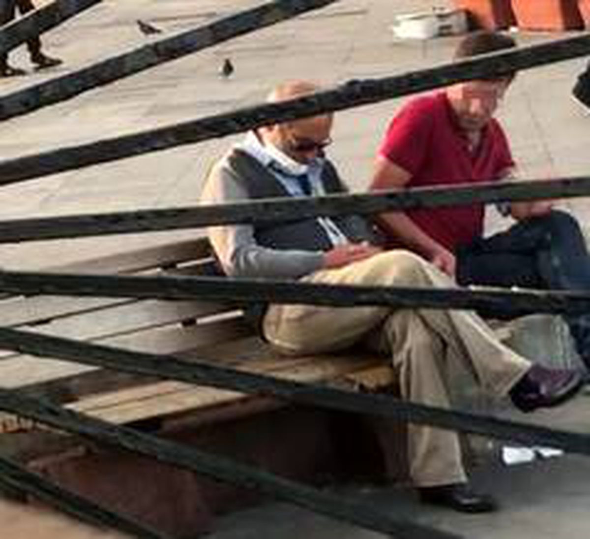 Kadıköy'deki hırsız bu sefer de yaşlı adamın cüzdanını çalmak isterken kameralara yakalandı