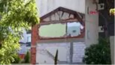 KARTAL'DA BİNA YIKIMI SIRASINDA ÇAM AĞAÇLARI TAHRİP EDİLDİ -1 KARTAL'DA BİNA YIKIMI SIRASINDA ÇAM AĞAÇLARI TAHRİP EDİLDİ -1