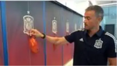 Luis Enrique İspanya Milli Takımı'nın kadrosunu maskelerle açıkladı Luis Enrique İspanya Milli Takımı'nın kadrosunu maskelerle açıkladı