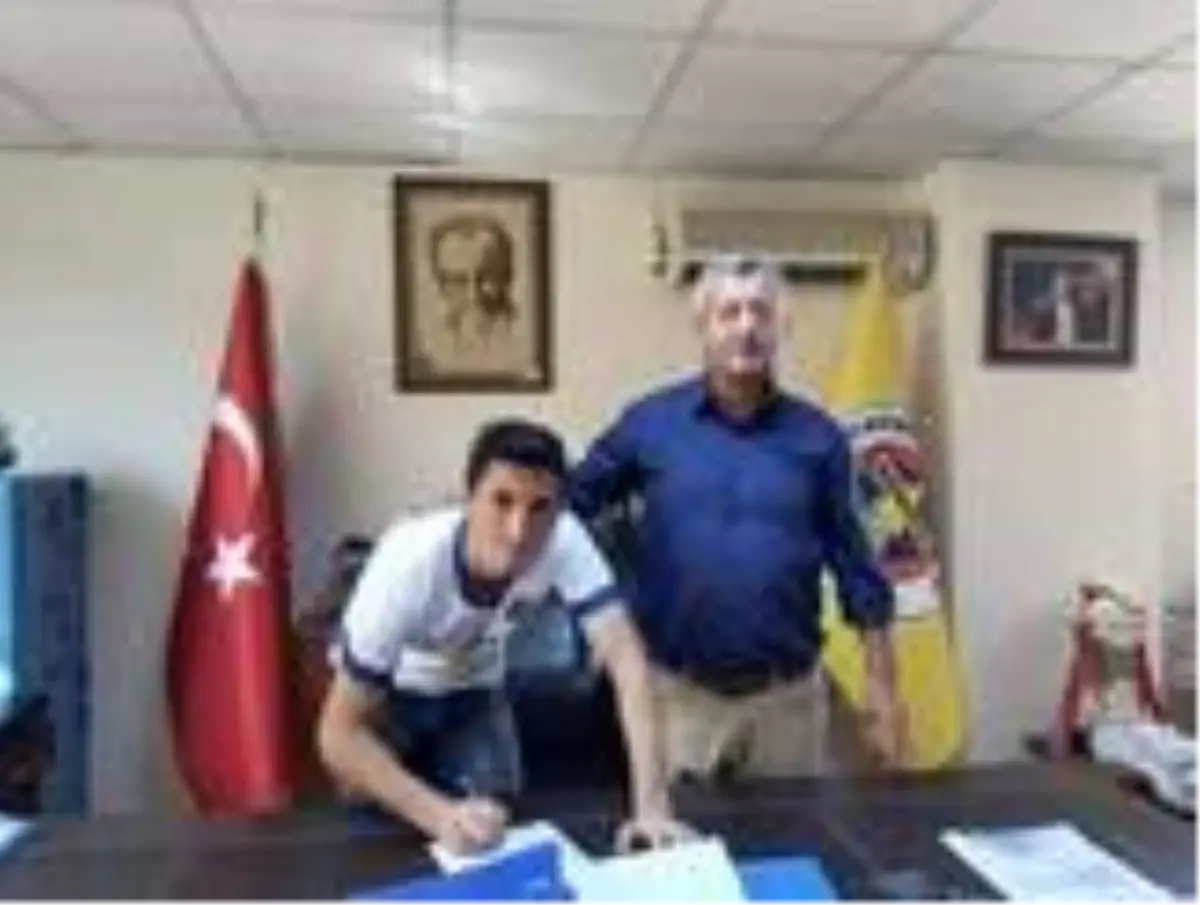 Menemenspor, Emre Batuhan Adıgüzel'i kadrosuna kattı