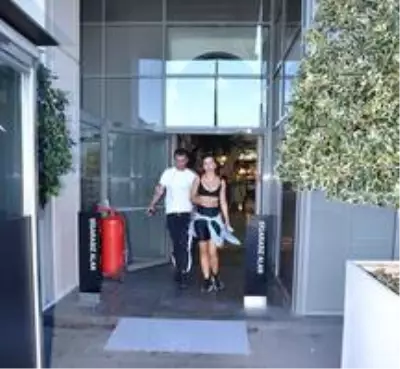 Merve Boluğur'un göğüs dekolteli spor kıyafeti dikkat çekti