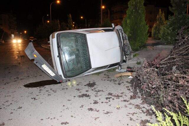 Son dakika haberleri! Kaza yaptığı otomobilini olay yerinde bırakıp gitti