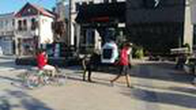 Arkadaşının omzuna çıkıp, iş makinesinde asılı bayrağı düzeltti
