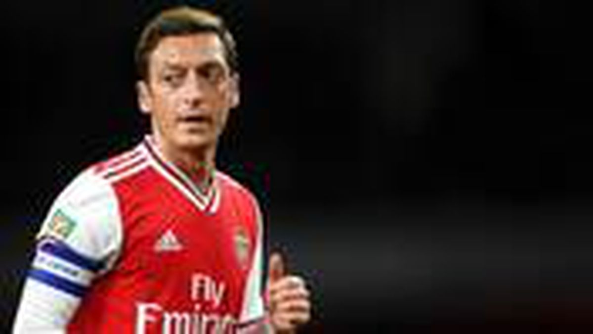 Arsenal, Fenerbahçe'nin gündemine gelen Mesut Özil'e forma tanıtımında yer verdi