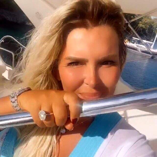 Bikinisinin üzerine 4 milyon TL'lik pırlanta takı takan Selin Ciğerci göz kamaştırdı