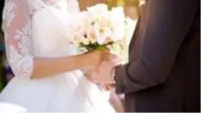 Evlenme vaadiyle gelmişti! Damadı 55 bin lira dolandırıp tuvaletin camından kaçtı Evlenme vaadiyle gelmişti! Damadı 55 bin lira dolandırıp tuvaletin camından kaçtı