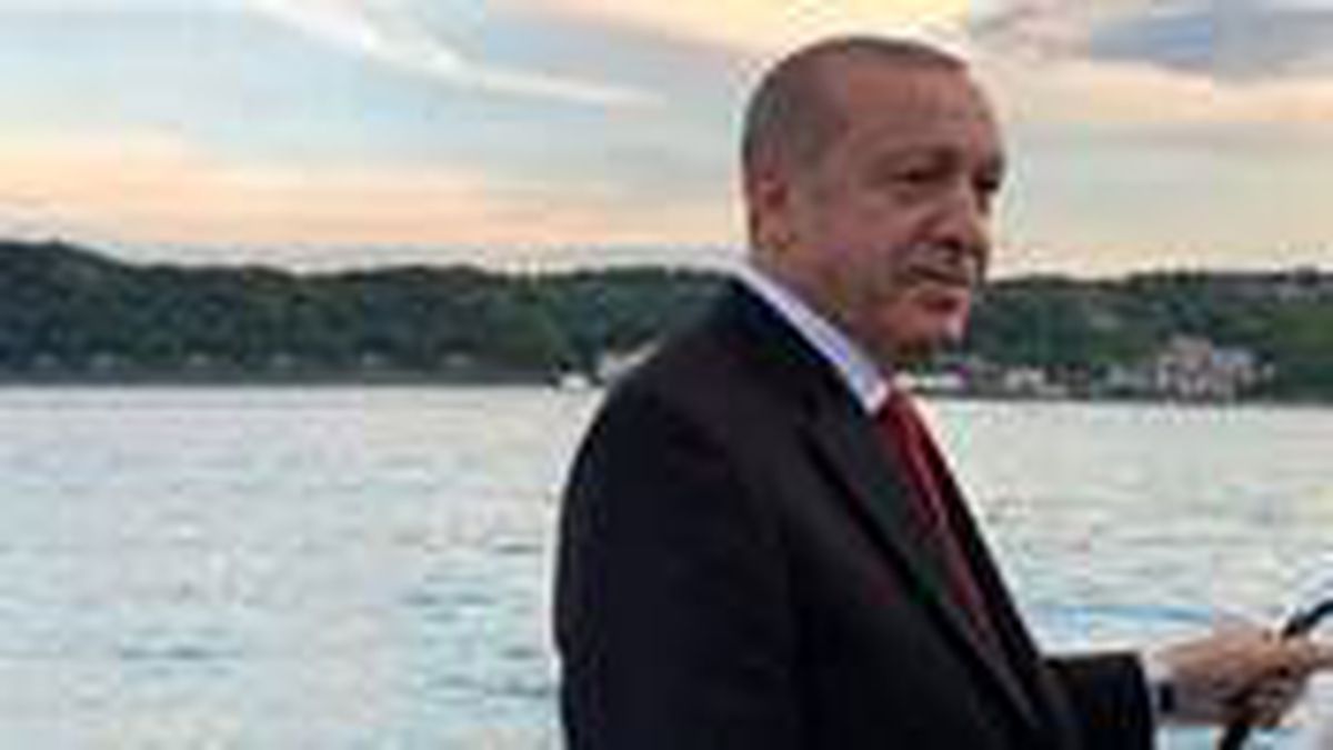 Fahrettin Altun'un paylaştığı Erdoğan fotoğrafında kadrajda görünmeyen kısımda Fatih Sondaj gemisi var