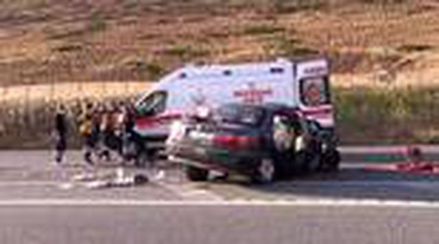 Otomobilin seyir halindeki tıra çarptığı kazada 2 kişi feci şekilde can verdi