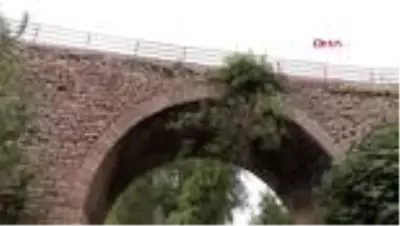 TOKAT Tarihi köprüde defineci tahribatı TOKAT Tarihi köprüde defineci tahribatı