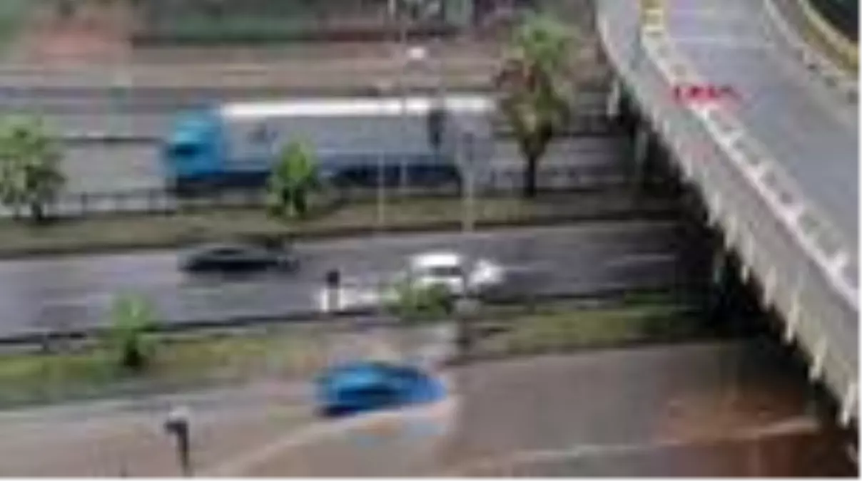 Trabzon'da sağanak; poşetle korunmaya çalıştılar -1