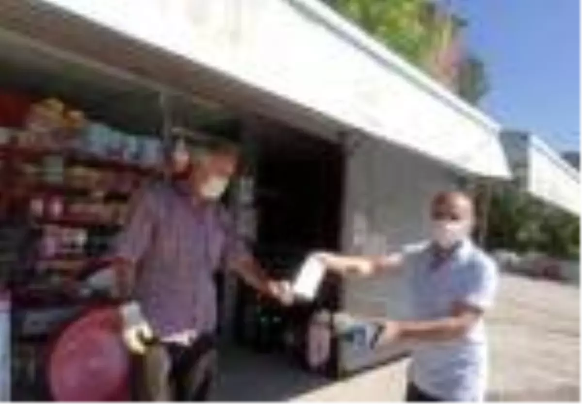 Tunceli'de eğitimciler maske dağıttı