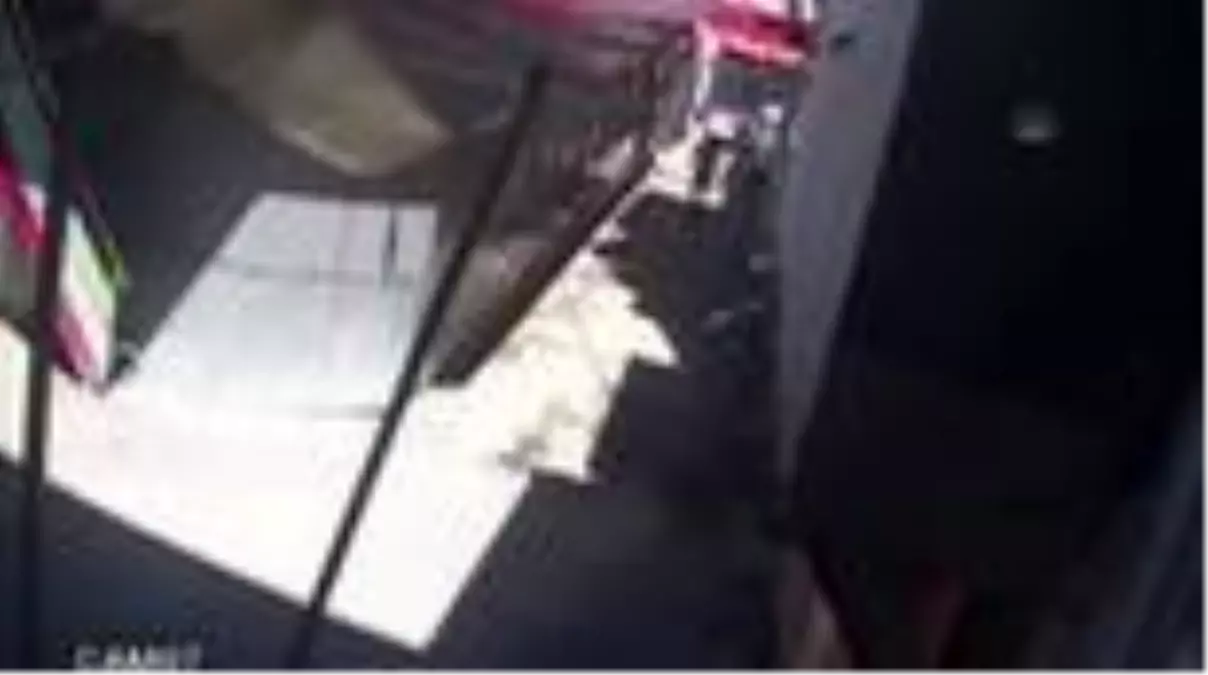 Son dakika haberleri! Adana'da apartmanın yangın merdiveninde saklanan kapkaç zanlısı yakalandı