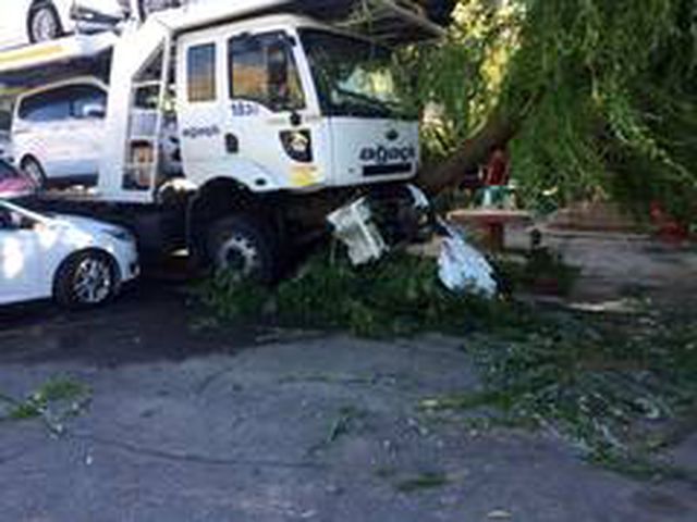 Freni boşalan tır, otoparka dalarak 5 aracı biçti! 1 kişi yaralandı