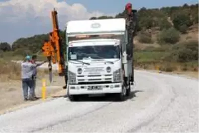 Gölmarmara'daki yol yapım çalışması tam not aldı Gölmarmara'daki yol yapım çalışması tam not aldı