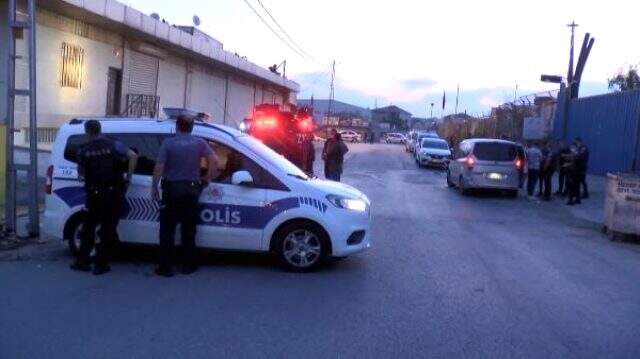 İş yerinde uzun namlulu hırsızların olduğu ihbarı üzerine harekete geçen Özel Harekat polisleri, kapıyı kırınca şaşkına döndü