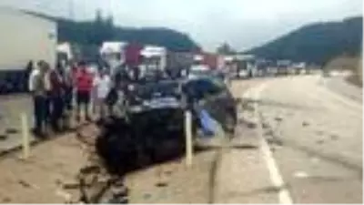 Virajda hızını ayarlayamayan sürücü, tırla çarpıştı: 3 ölü, 5 yaralı Virajda hızını ayarlayamayan sürücü, tırla çarpıştı: 3 ölü, 5 yaralı