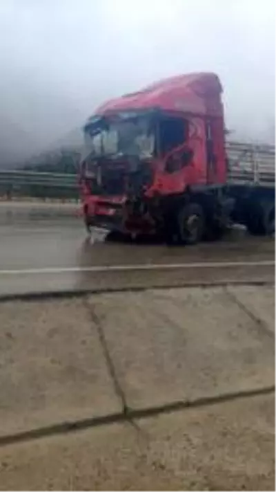 Virajda hızını ayarlayamayan sürücü, tırla çarpıştı: 3 ölü, 5 yaralı Virajda hızını ayarlayamayan sürücü, tırla çarpıştı: 3 ölü, 5 yaralı