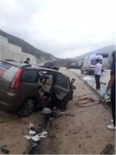 Virajda hızını ayarlayamayan sürücü, tırla çarpıştı: 3 ölü, 5 yaralı Virajda hızını ayarlayamayan sürücü, tırla çarpıştı: 3 ölü, 5 yaralı