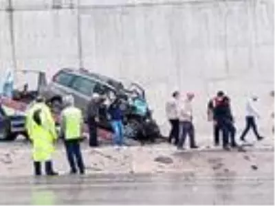 Virajda hızını ayarlayamayan sürücü, tırla çarpıştı: 3 ölü, 5 yaralı Virajda hızını ayarlayamayan sürücü, tırla çarpıştı: 3 ölü, 5 yaralı