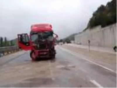 Virajda hızını ayarlayamayan sürücü, tırla çarpıştı: 3 ölü, 5 yaralı Virajda hızını ayarlayamayan sürücü, tırla çarpıştı: 3 ölü, 5 yaralı