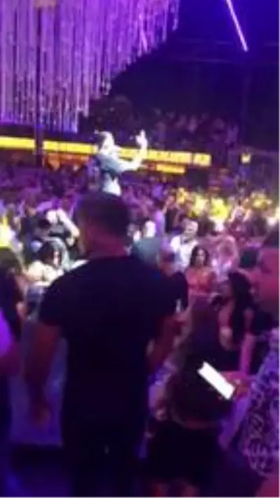 Ünlü rapçinin konserinde tedbirler hiçe sayıldı