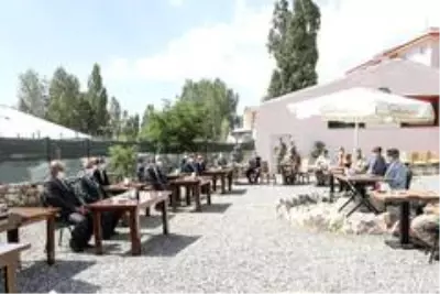 Vali Mehmet Emin Bilmez, Başkale depreminde zarar gören mahalle muhtarlarıyla bir araya geldi Vali Mehmet Emin Bilmez, Başkale depreminde zarar gören mahalle muhtarlarıyla bir araya geldi