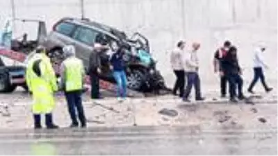Virajda hızını ayarlayamayan sürücü, tırla çarpıştı: 3 ölü, 5 yaralı Virajda hızını ayarlayamayan sürücü, tırla çarpıştı: 3 ölü, 5 yaralı