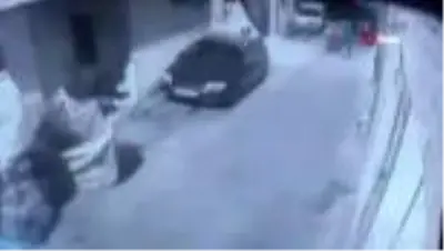 Yolda yürürken gasp edildi, o anlar kameraya yansıdı