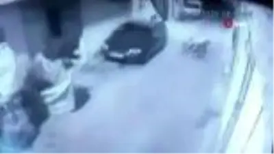 Yolda yürürken gasp edildi, o anlar kameraya yansıdı