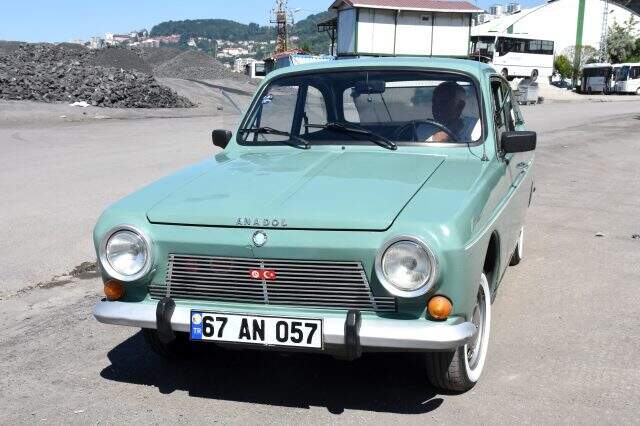 Zonguldak'ta yaşayan emekli, 1968 model 'Anadol' marka aracına gözü gibi bakıyor