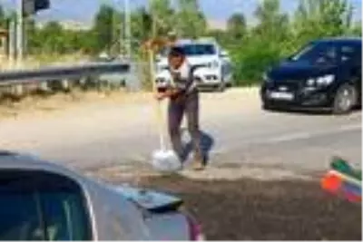 Son dakika haberi | 3 kişinin yaralandığı kazada yola saçılan çekirdekleri vatandaşlar topladı Son dakika haberi | 3 kişinin yaralandığı kazada yola saçılan çekirdekleri vatandaşlar topladı