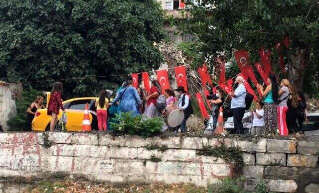Beyoğlu'nda genç kızlar korona ve trafik kurallarını aldırış etmeden yolculuk yaptılar