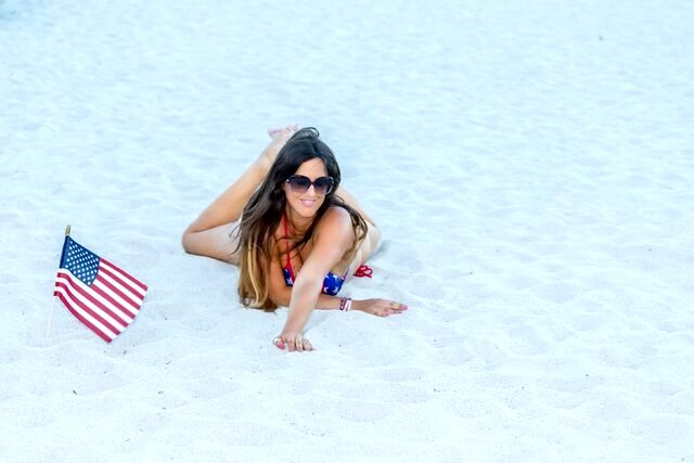 Dünyaca ünlü model Claudia Romani'den tatilde iddialı pozlar