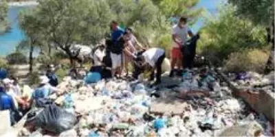 Fethiye'de 2 ton çöp toplandı Fethiye'de 2 ton çöp toplandı