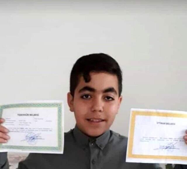 Genç Osman'ın ani ölümü ikizleri ayırdı! Karantinada olan aile, oğullarını son yolculuğuna uğurlayamadı Genç Osman'ın ani ölümü ikizleri ayırdı! Karantinada olan aile, oğullarını son yolculuğuna uğurlayamadı