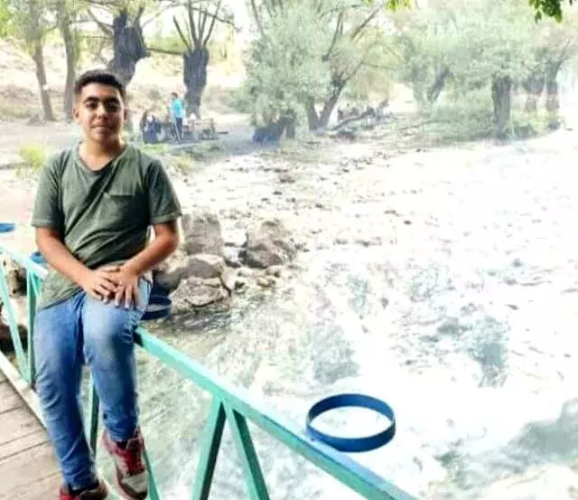 Genç Osman'ın ani ölümü ikizleri ayırdı! Karantinada olan aile, oğullarını son yolculuğuna uğurlayamadı Genç Osman'ın ani ölümü ikizleri ayırdı! Karantinada olan aile, oğullarını son yolculuğuna uğurlayamadı